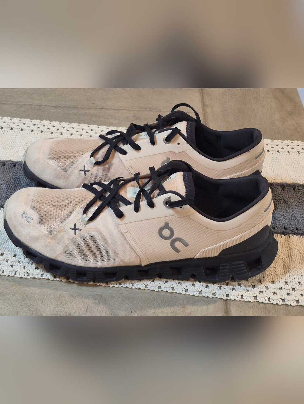 On Cloud Sneakers in Light Blush with Black Accents Sz 9.5